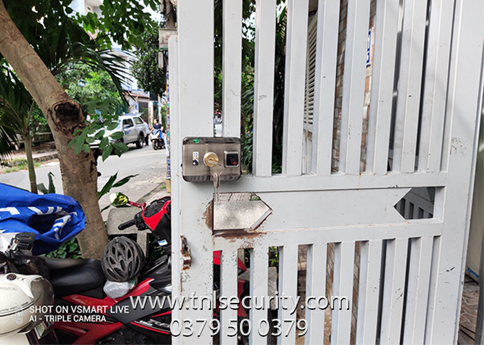 Lap-dat-khoa-the-tu-cho-cua-sat-4-canh-tai-Binh-Thanh